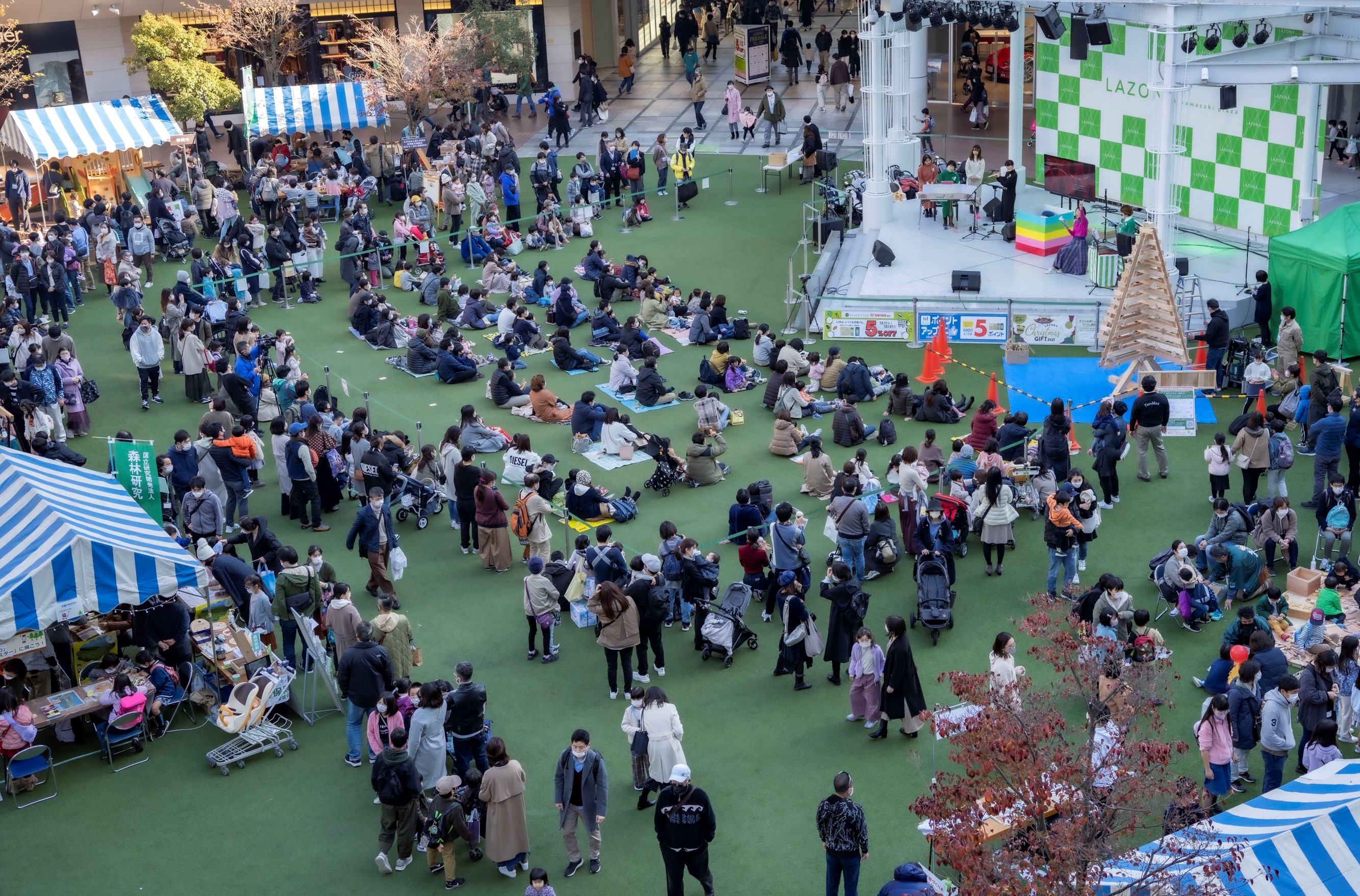 12月11日 川崎駅前 優しい木のひろば でクリスマスツリー制作 ジェクト株式会社 旧川崎組 川崎市中原区の総合建築会社 不動産業 リフォーム増改築